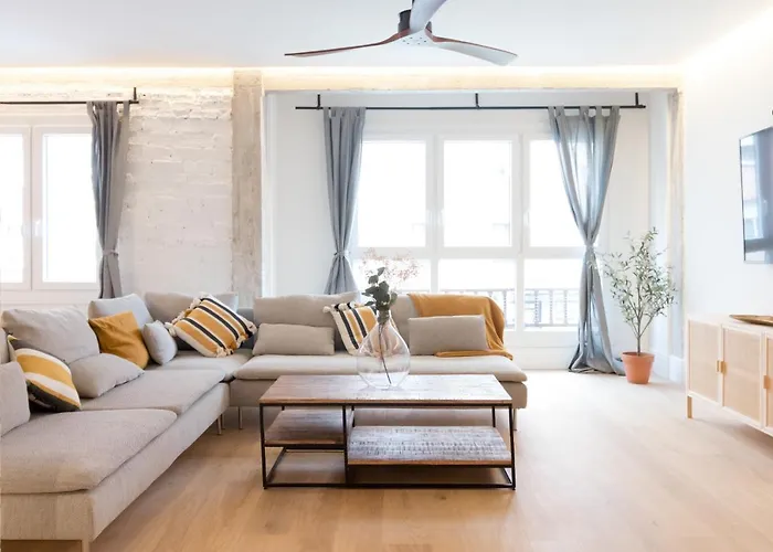 Amplio Y Moderno Apartamento Con Tarima Refrescante By Staynnapartments